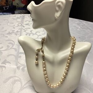 LOVELY. and elegant faux pearl necklace